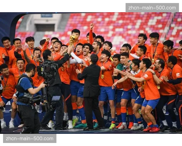 足球报解析中超各队青训理念差异：鲁能泰山的“流水线”与广州队的“精英化”