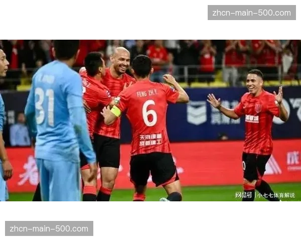 【2026年4月中超联赛·赛中·特写深圳新鹏城打入反超进球后,替补席全体冲向角旗区庆祝